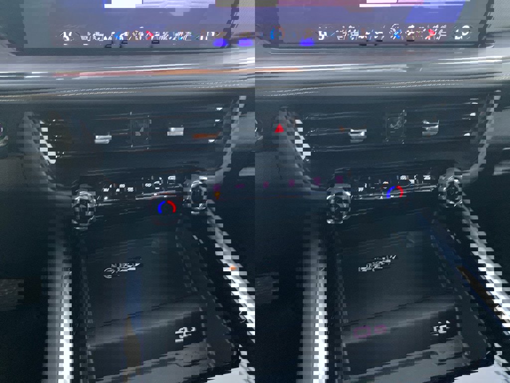 Used 2025 Chevrolet Suburban Premier image 32