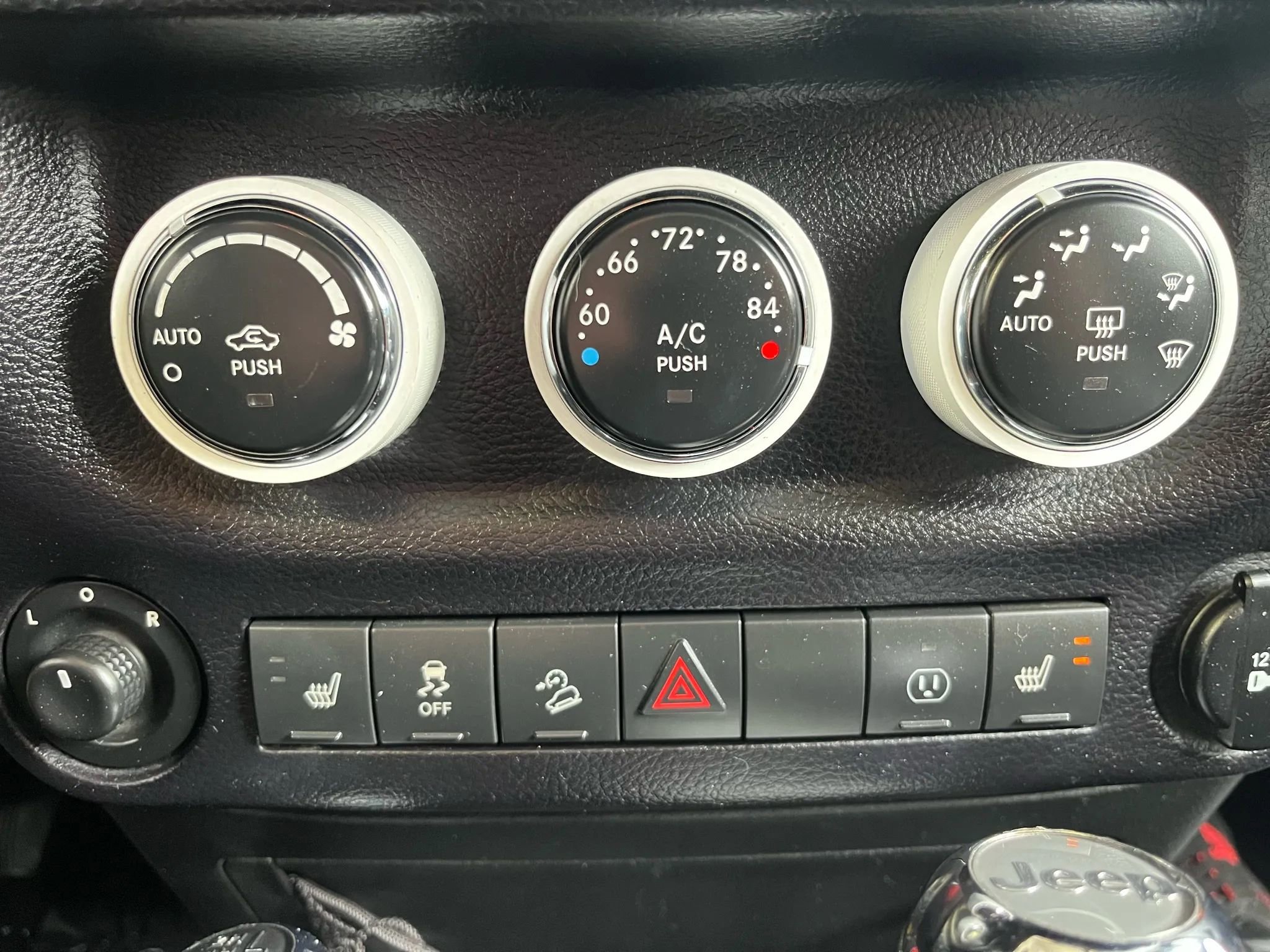 Used 2015 Jeep Wrangler Unlimited Sahara image 14