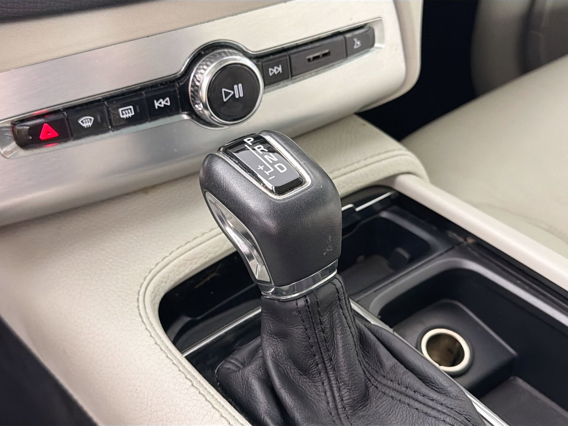 Used 2017 Volvo XC90 T6 Momentum w/ Vision Package image 19