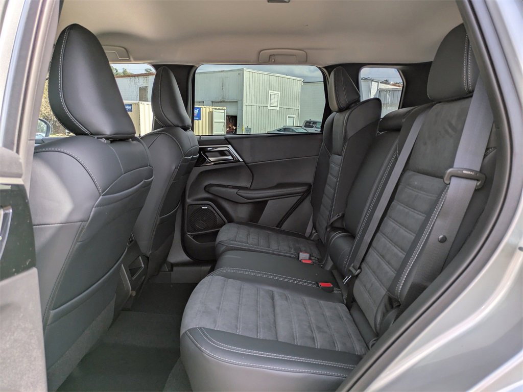 New 2025 Mitsubishi Outlander SE image 15