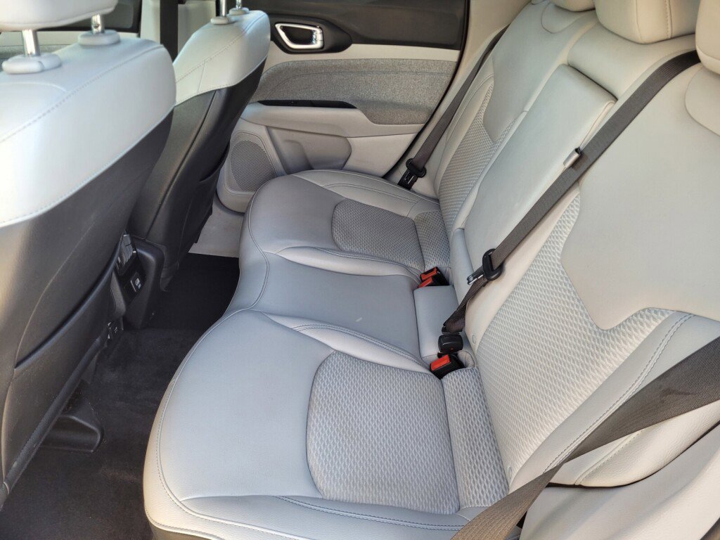 Used 2022 Jeep Compass Latitude image 16