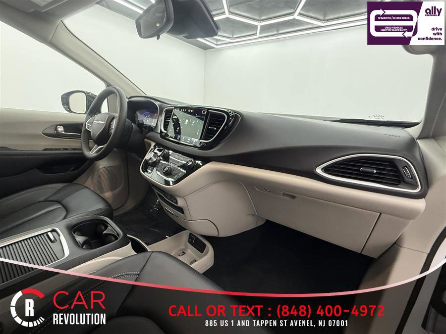 Used 2024 Chrysler Pacifica Touring-L FWD image 50