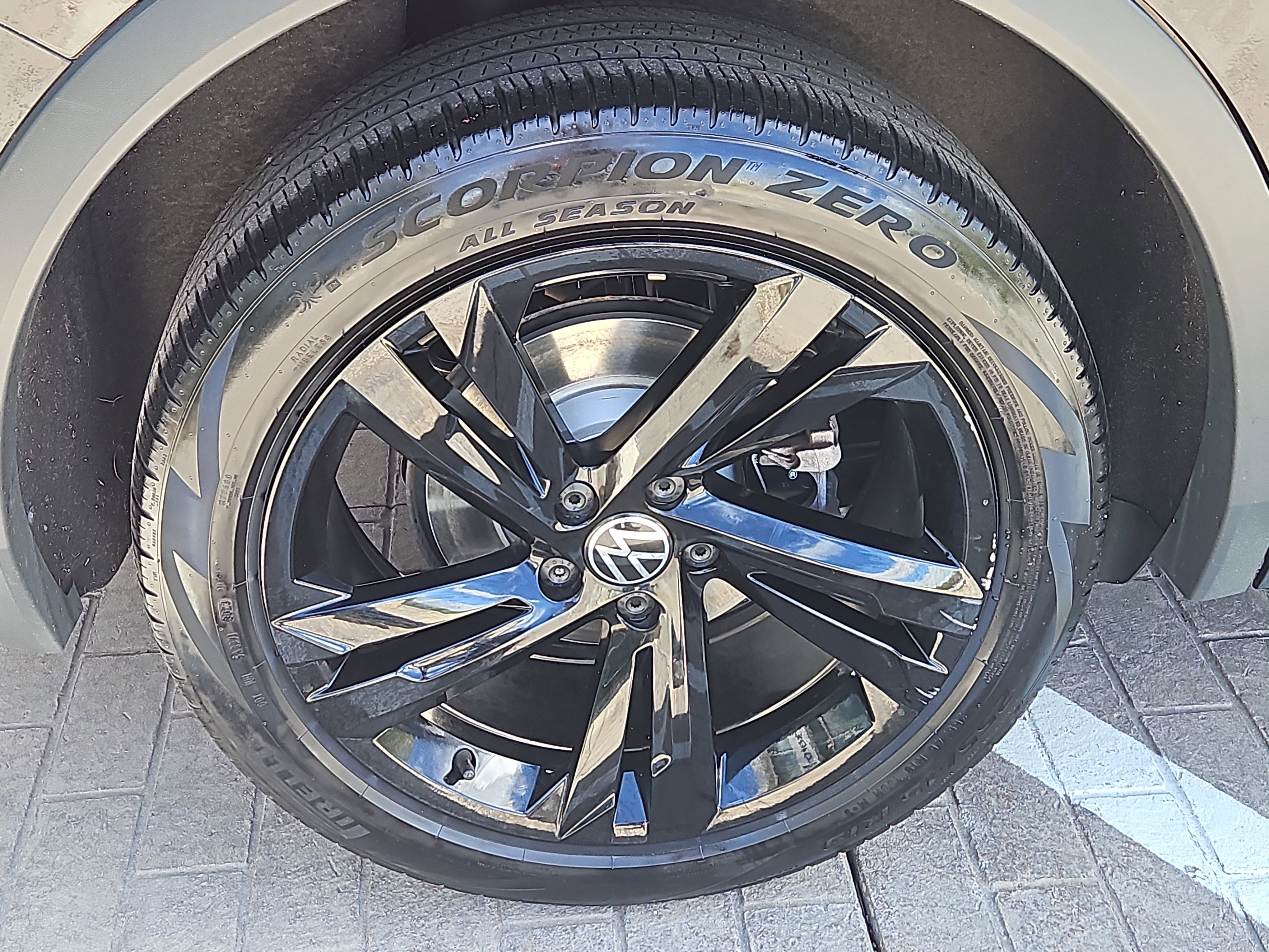 Certified 2024 Volkswagen Tiguan SE R-Line AWD/4WD image 30