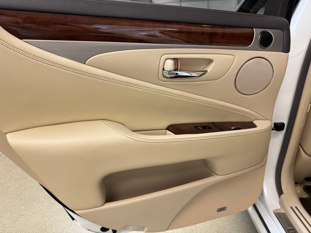 Used 2013 Lexus LS 460 AWD w/ Comfort Pkg image 16