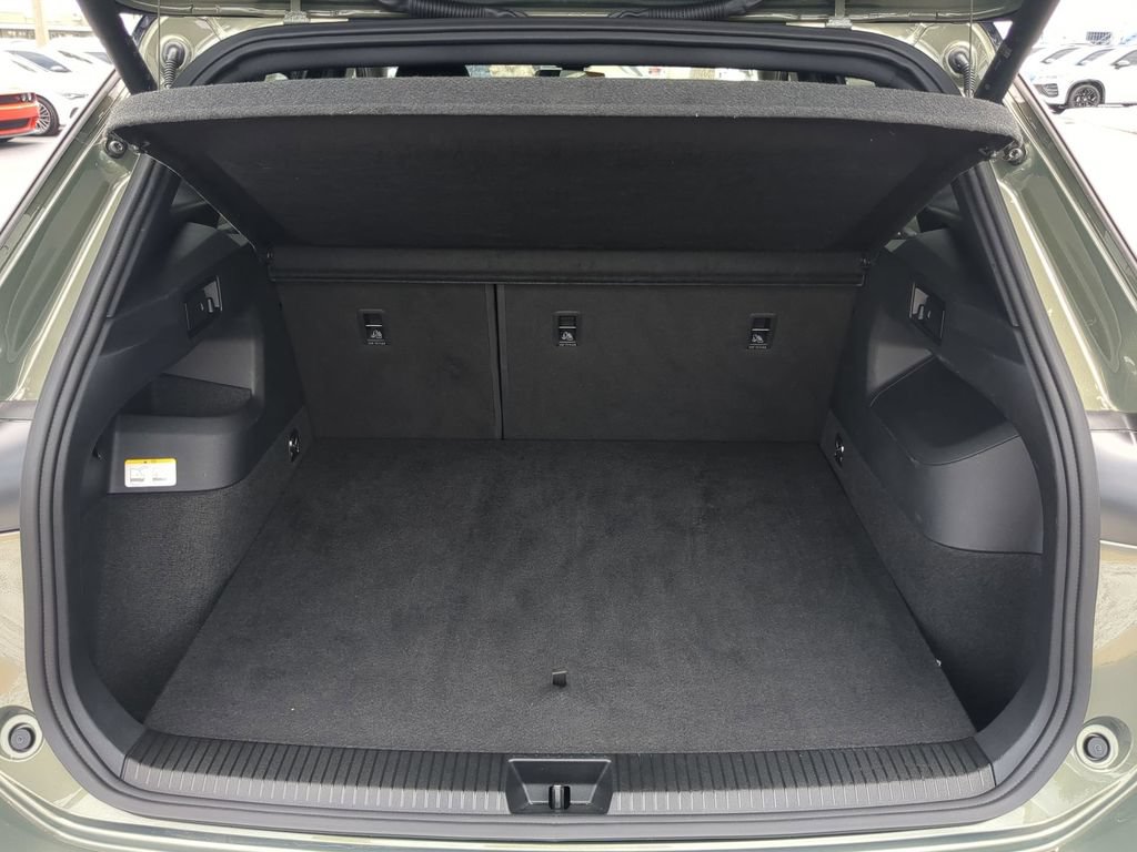 Used 2025 Volkswagen Tiguan SEL R-Line AWD/4WD image 9