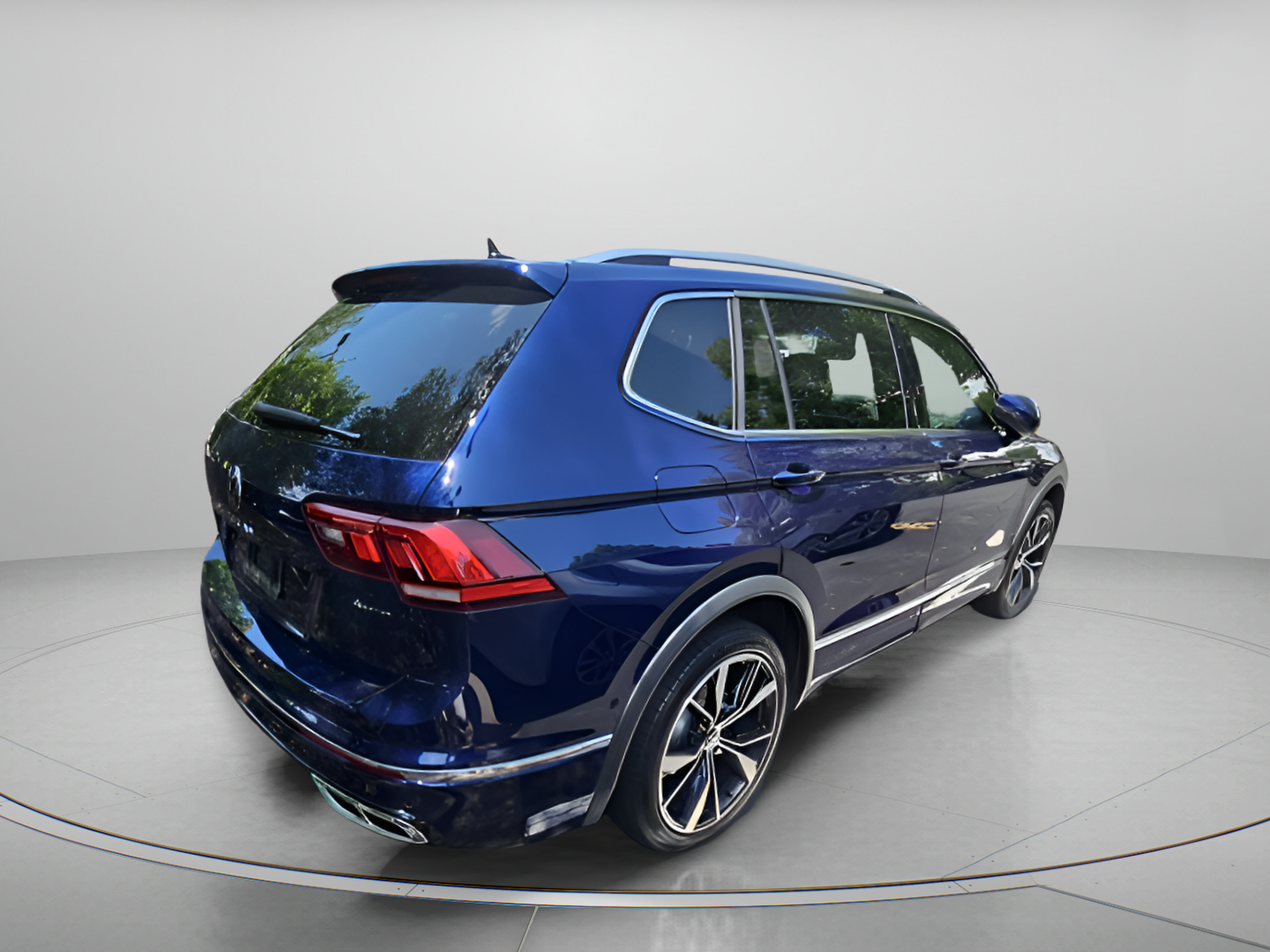 Used 2024 Volkswagen Tiguan SEL R-Line AWD/4WD image 2