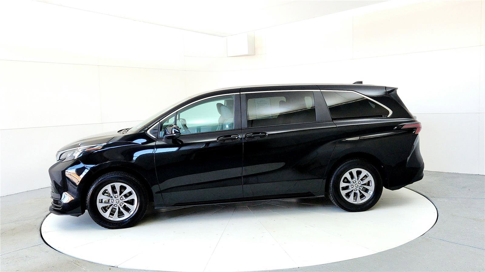 Certified 2024 Toyota Sienna LE image 3