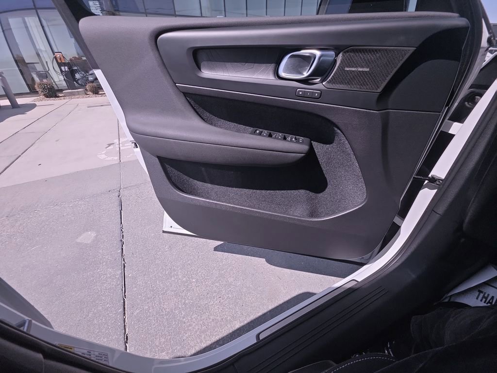 Used 2023 Volvo C40 P8 Recharge Ultimate image 30