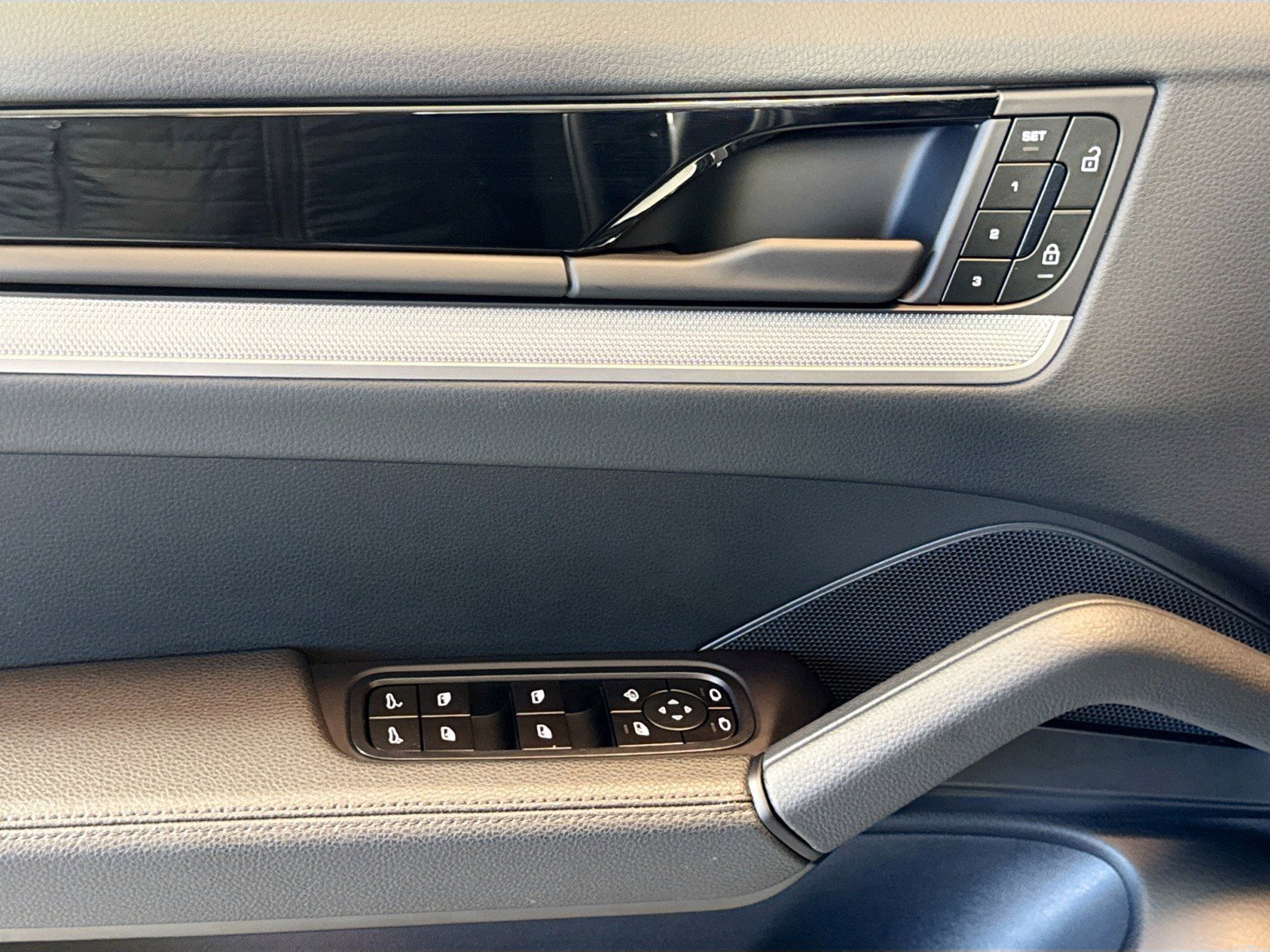 Used 2025 Porsche Cayenne image 11