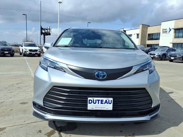 Used 2021 Toyota Sienna LE w/ LE Plus Package image 2