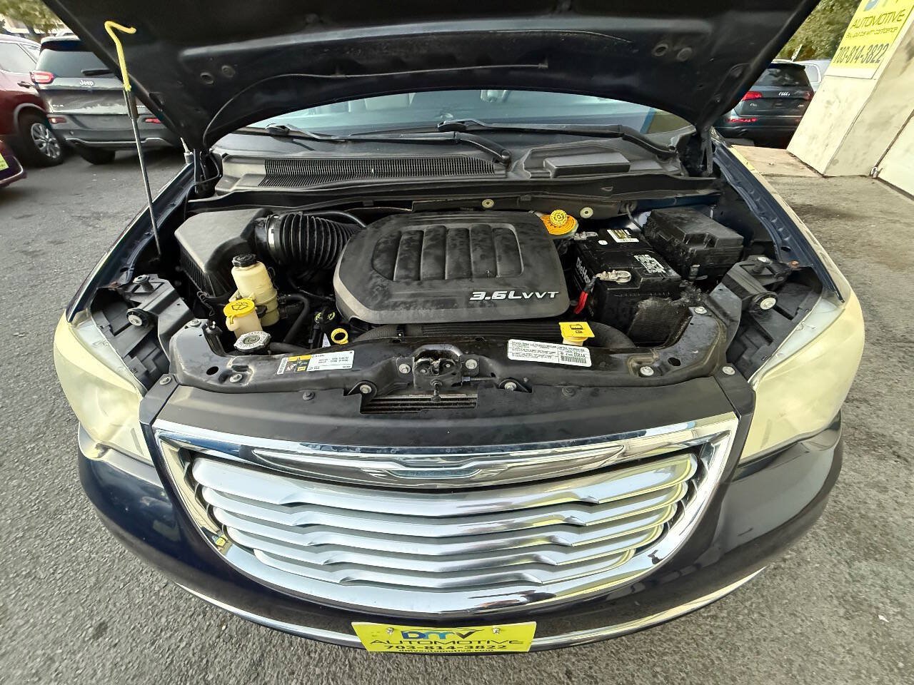Used 2014 Chrysler Town & Country Touring FWD image 17