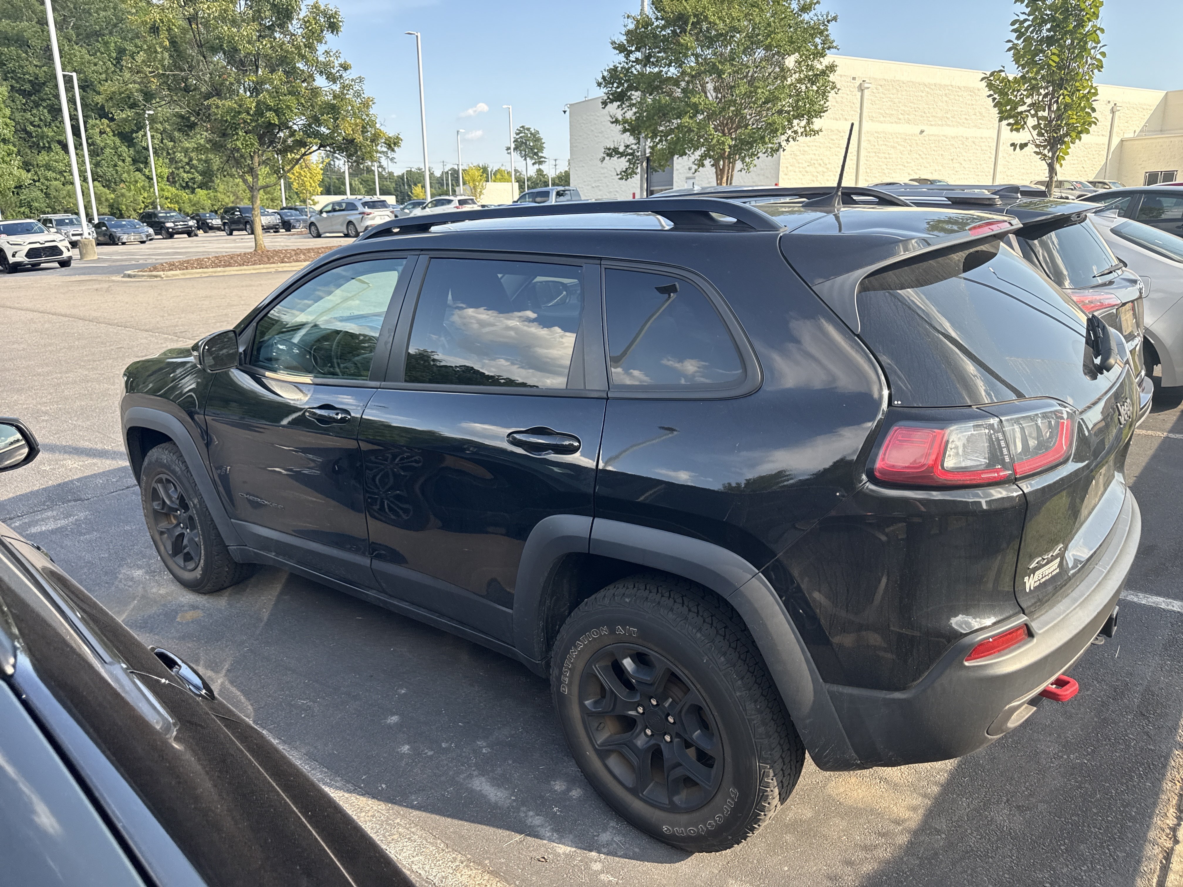 Used 2022 Jeep Cherokee Trailhawk w/ Premium Leather Package AWD/4WD image 10