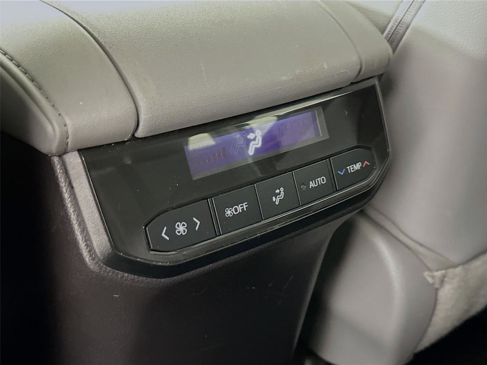 Used 2022 Toyota Highlander XLE AWD/4WD image 34