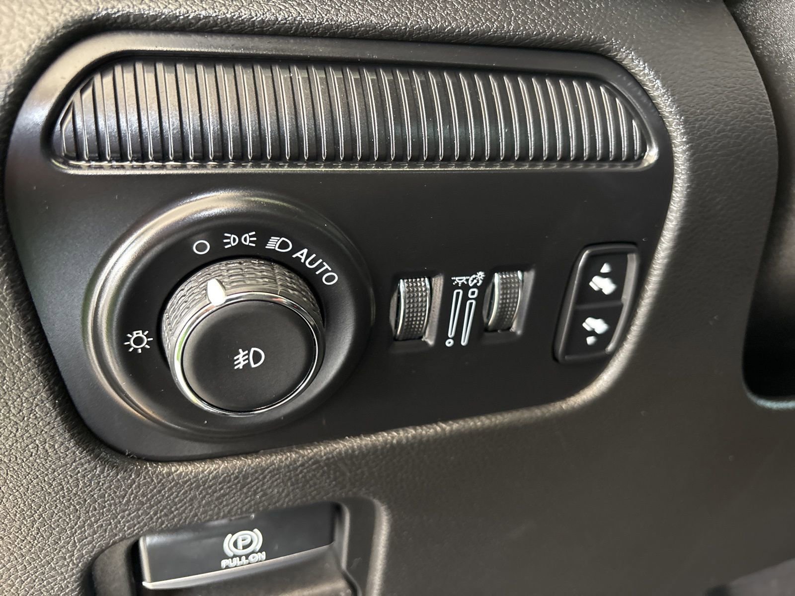 Used 2023 Jeep Wagoneer L Series III w/ Premium Group I image 16