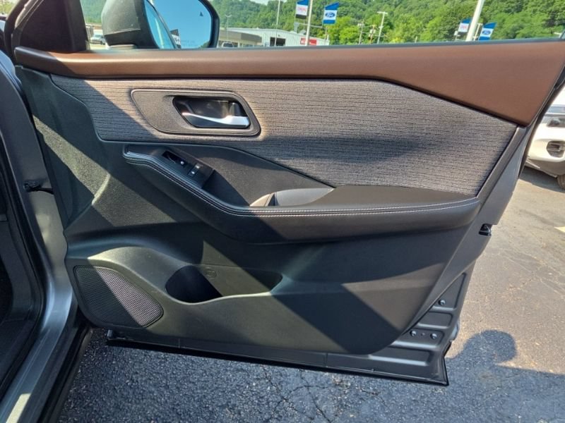 Used 2021 Nissan Rogue SV AWD/4WD image 12