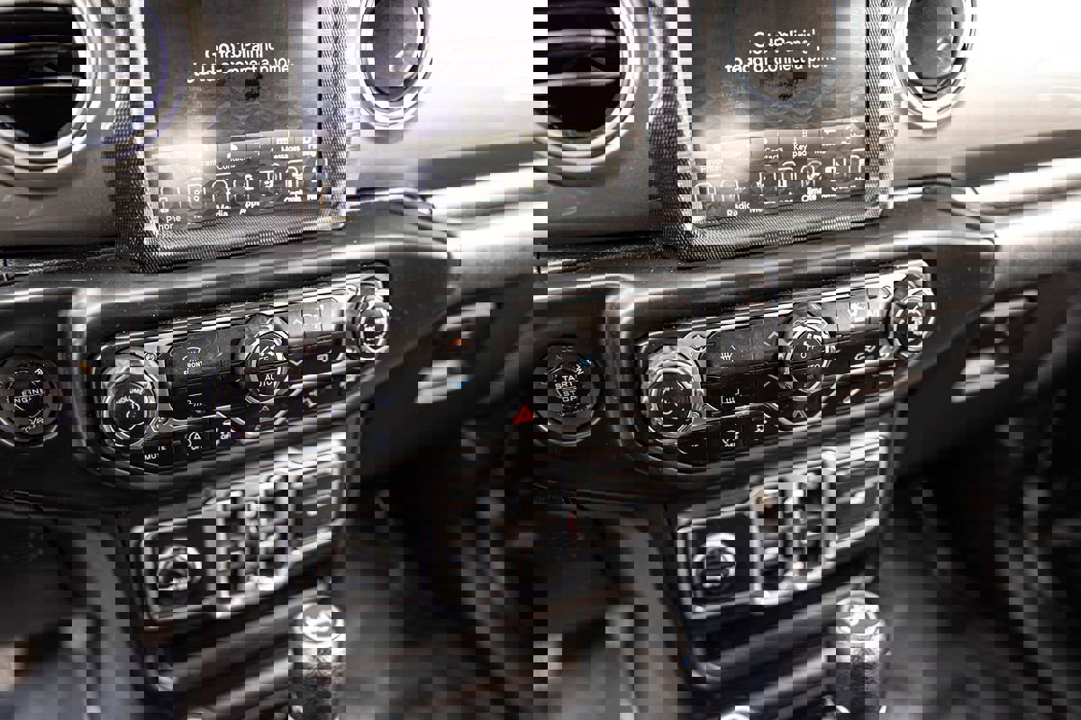 Used 2018 Jeep Wrangler Unlimited Sahara image 26