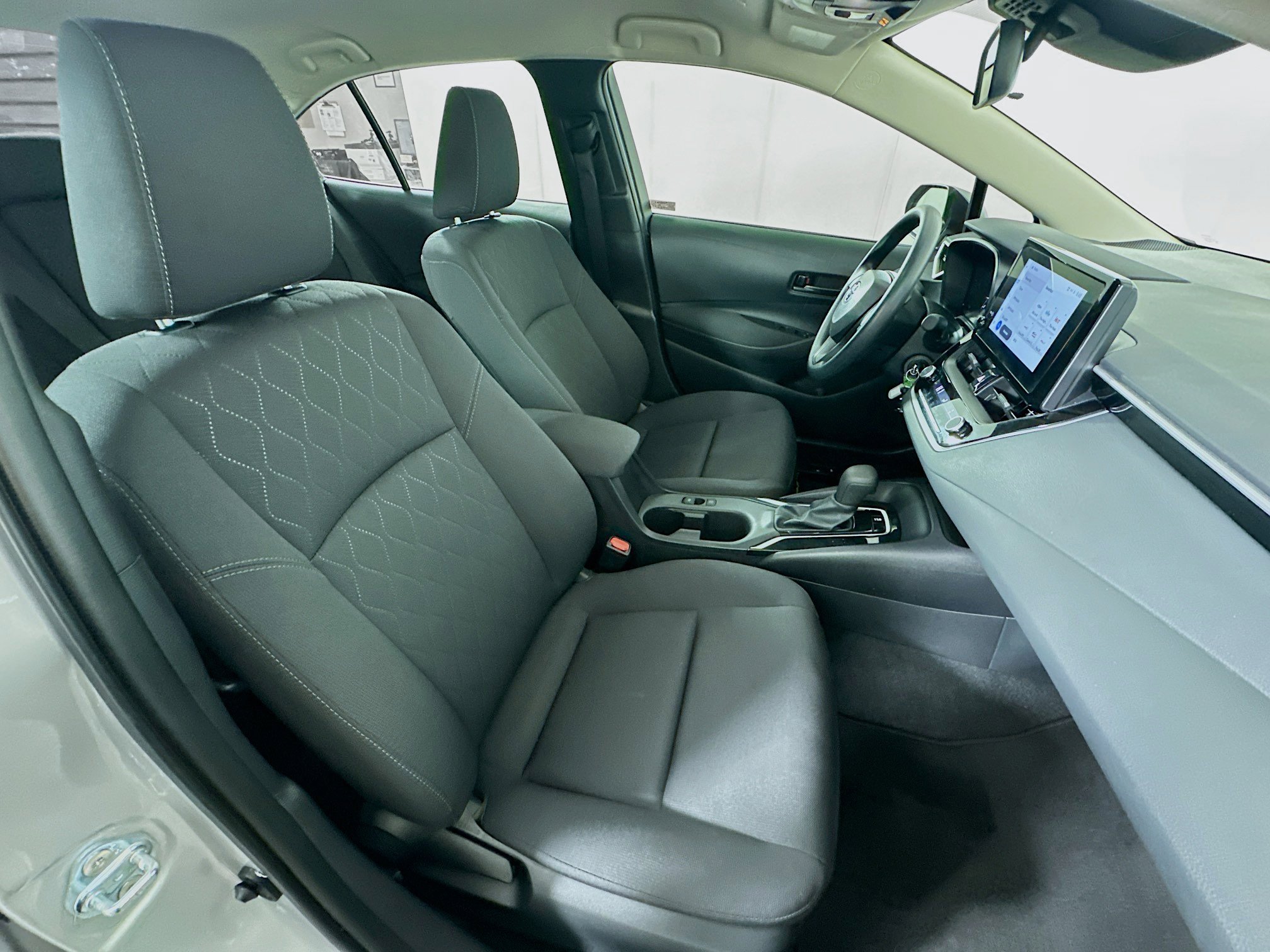 Used 2025 Toyota Corolla LE image 28