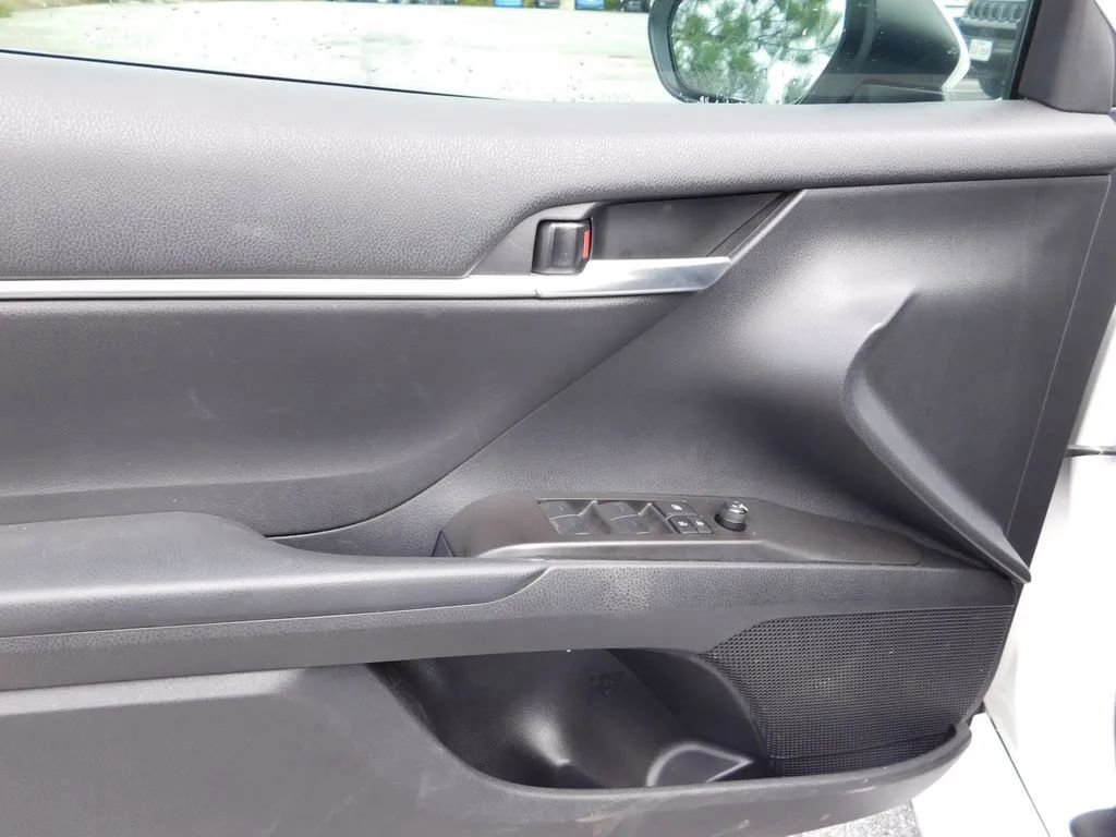 Used 2023 Toyota Camry SE image 9