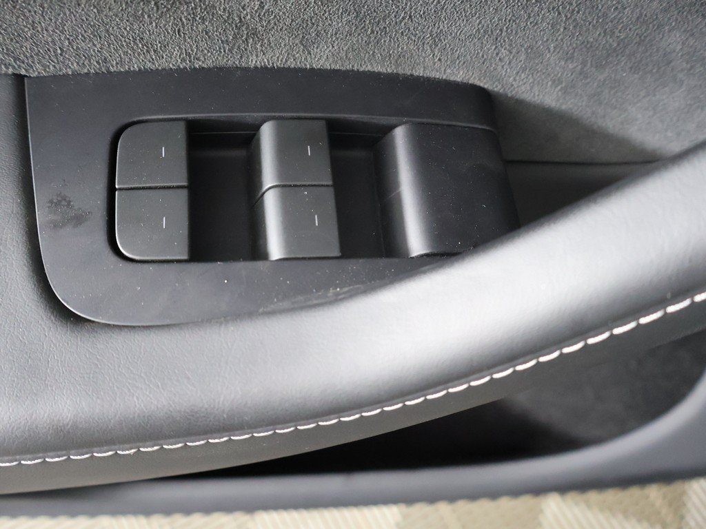Used 2024 Tesla Model Y Long Range AWD/4WD image 40