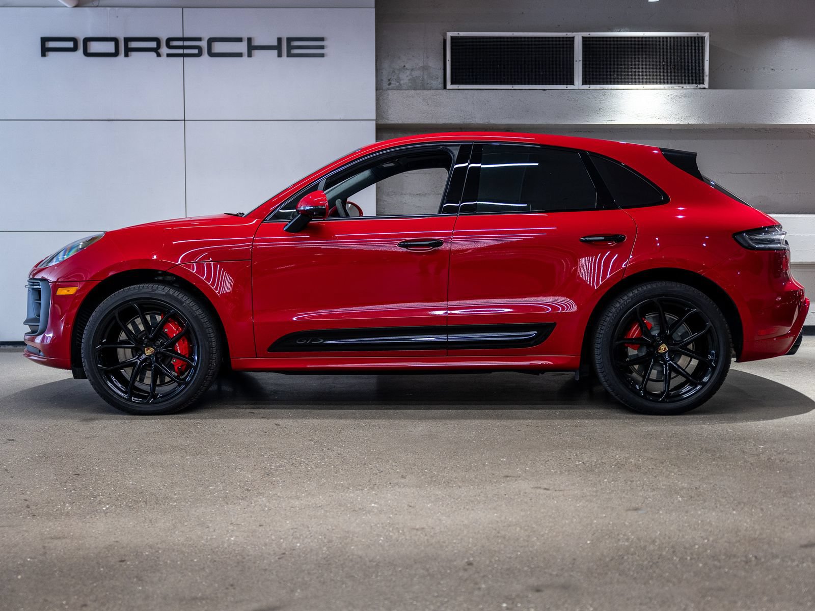 Certified 2024 Porsche Macan GTS AWD/4WD image 2