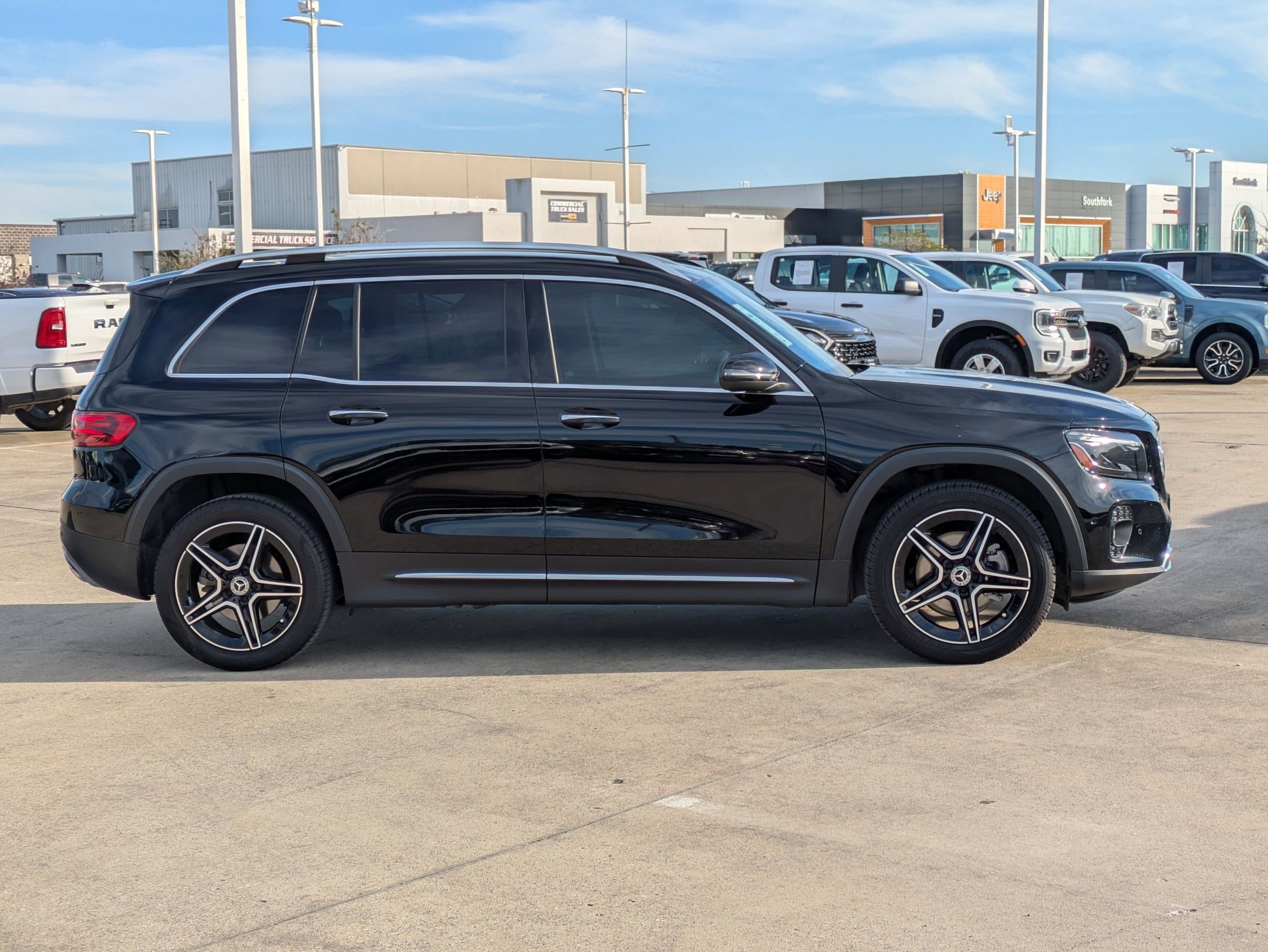 Used 2024 Mercedes-Benz GLB 250 image 2