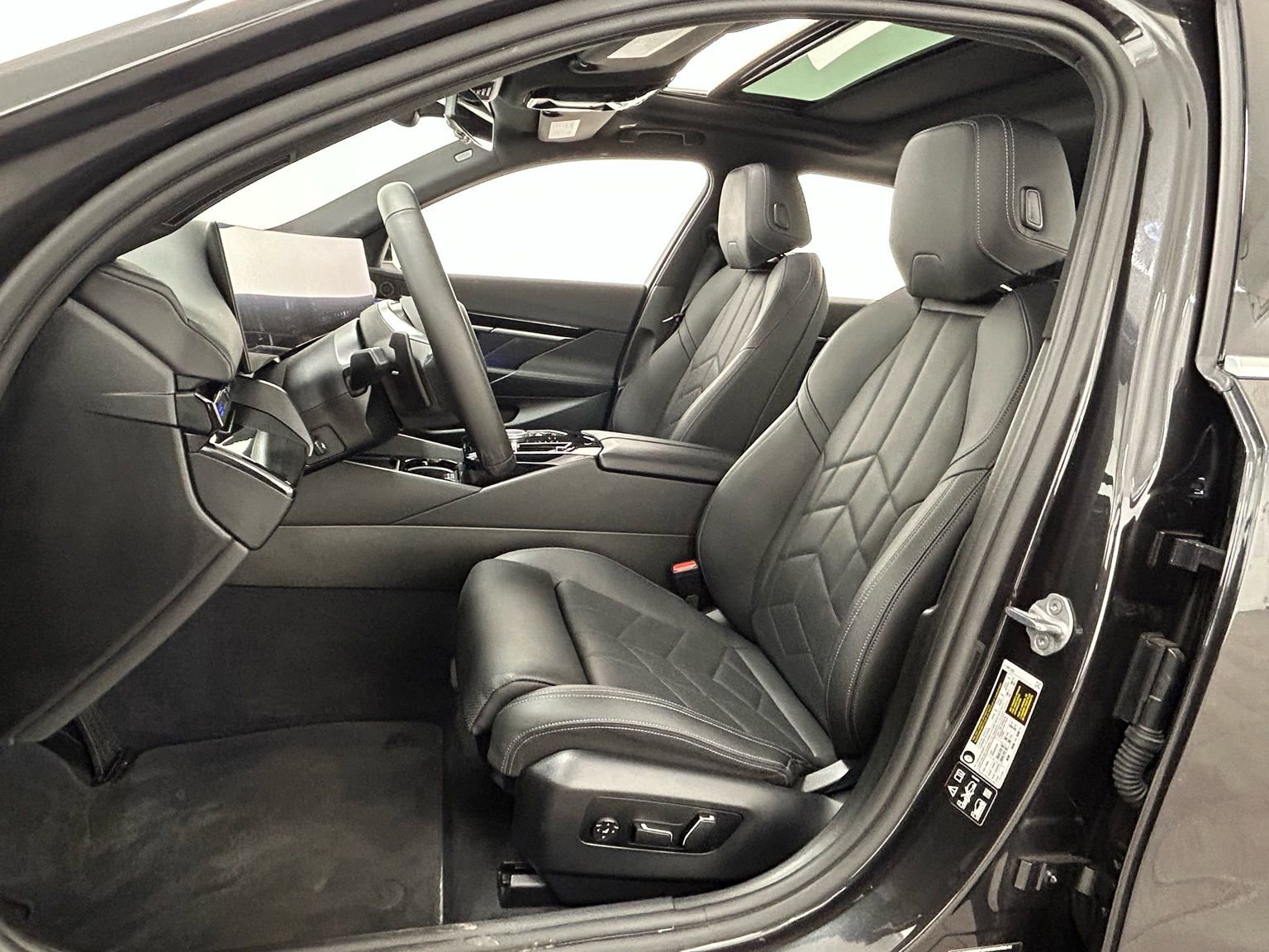 Used 2025 BMW 530i xDrive w/ Premium Package image 26