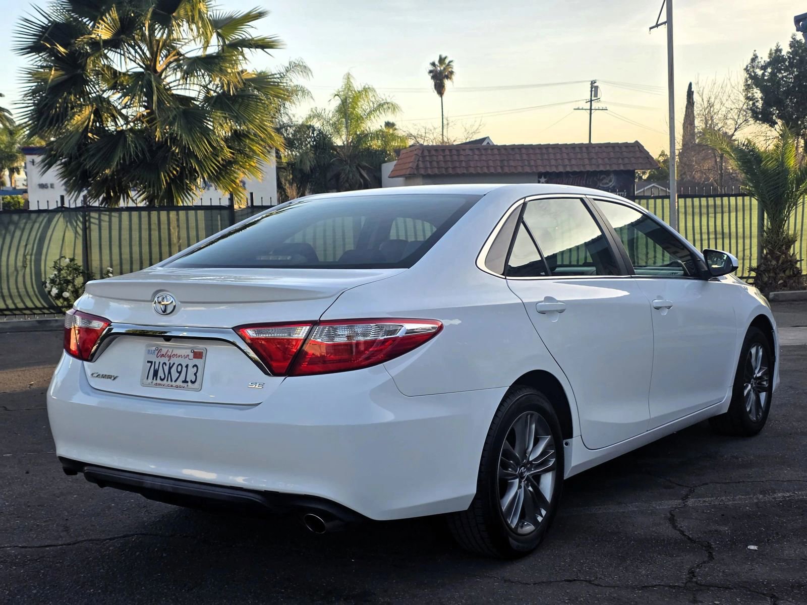Used 2017 Toyota Camry SE image 4