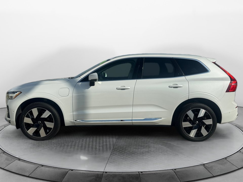 Certified 2023 Volvo XC60 T8 Plus w/ Climate Package AWD/4WD image 4