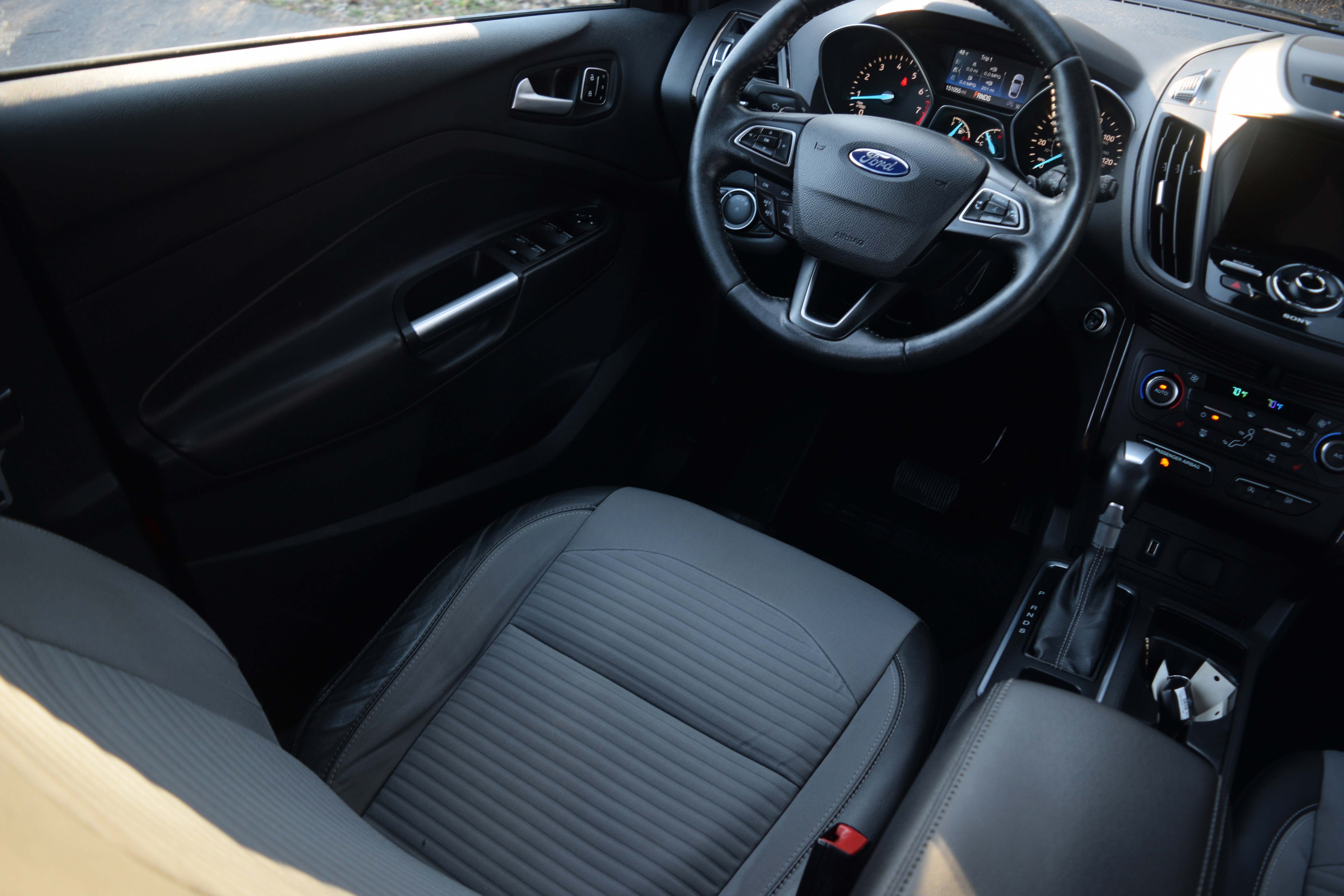 Used 2017 Ford Escape Titanium image 2