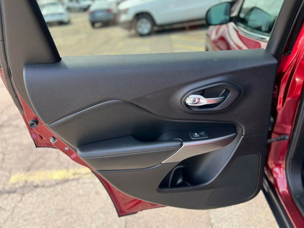 Used 2019 Jeep Cherokee Limited w/ Technology Group image 15