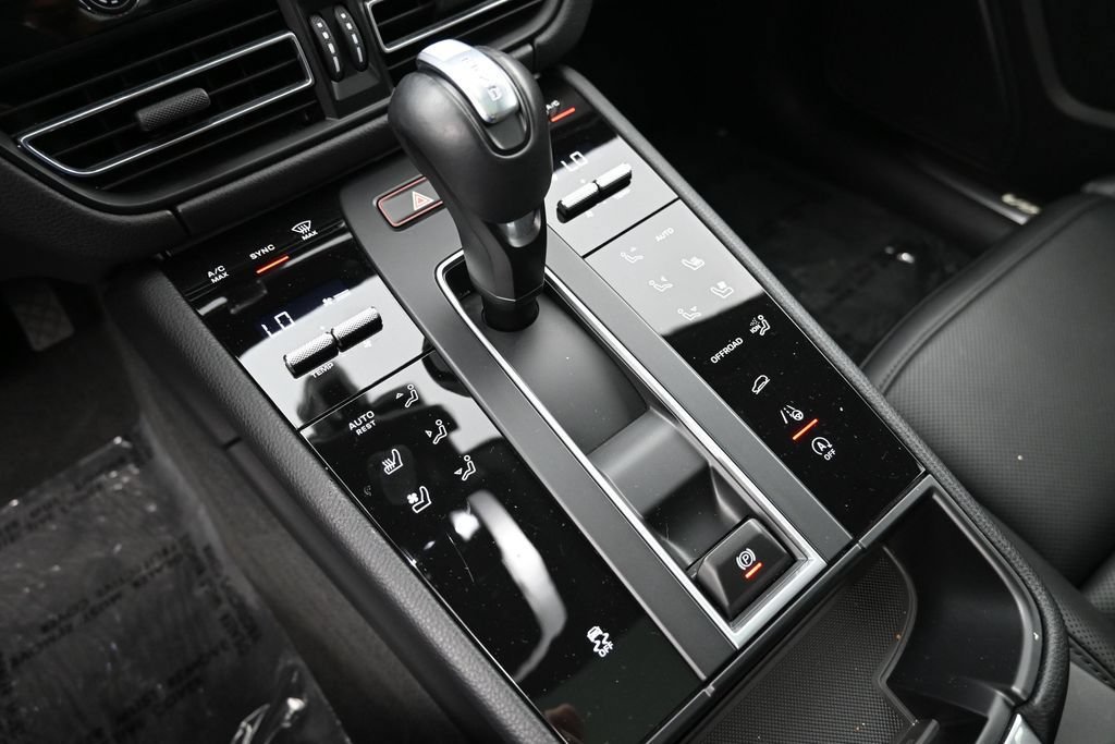 Certified 2026 Porsche Macan AWD/4WD image 23