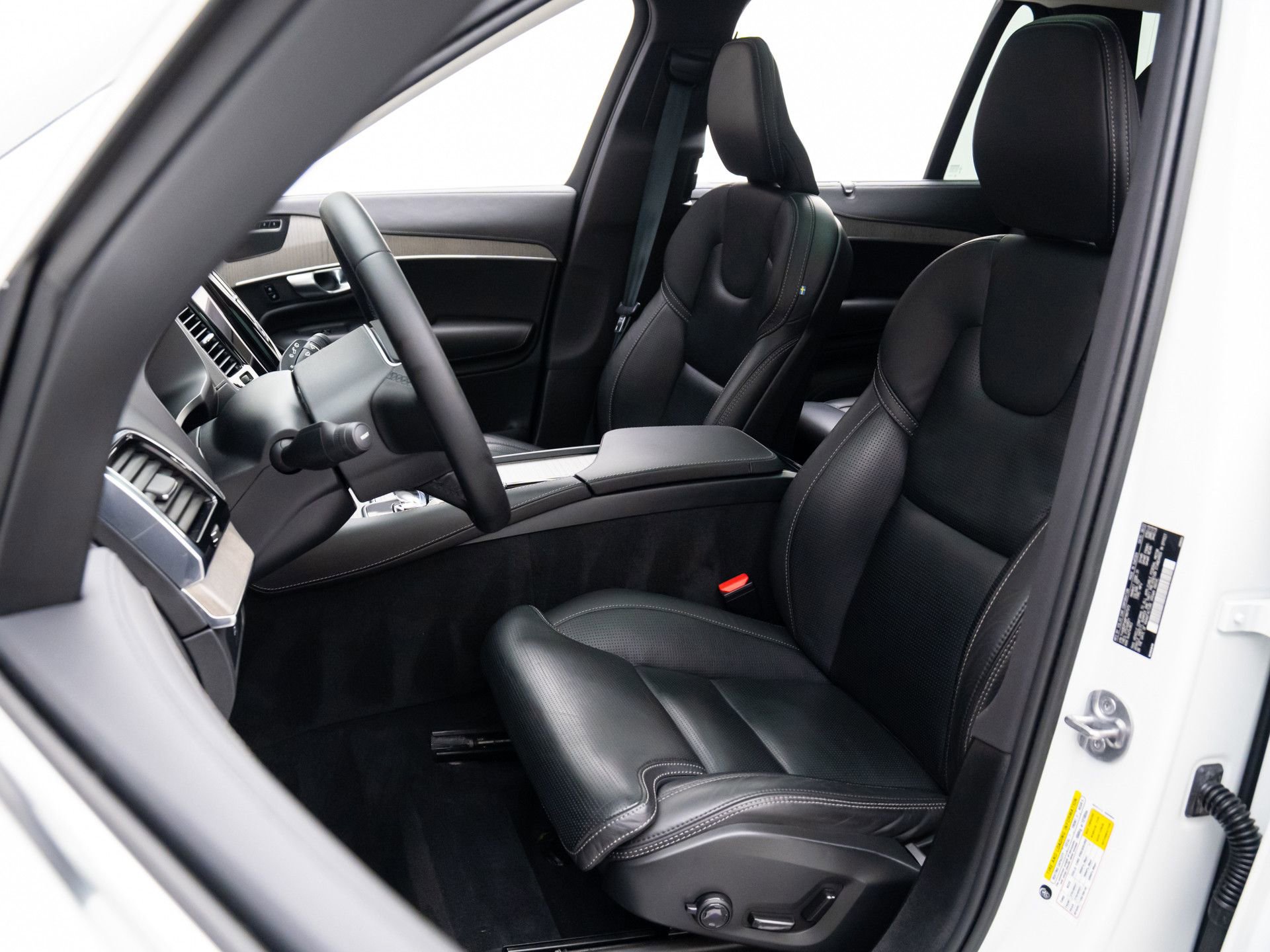 Used 2023 Volvo XC90 B6 Ultimate w/ Protection Package Premier image 17