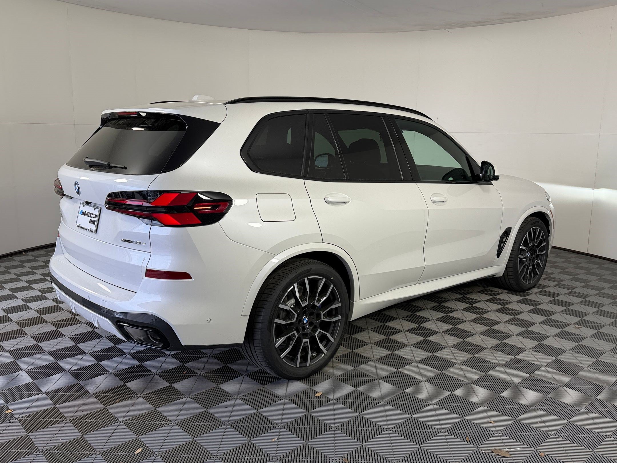 Used 2026 BMW X5 xDrive50e w/ M Sport Package AWD/4WD image 9
