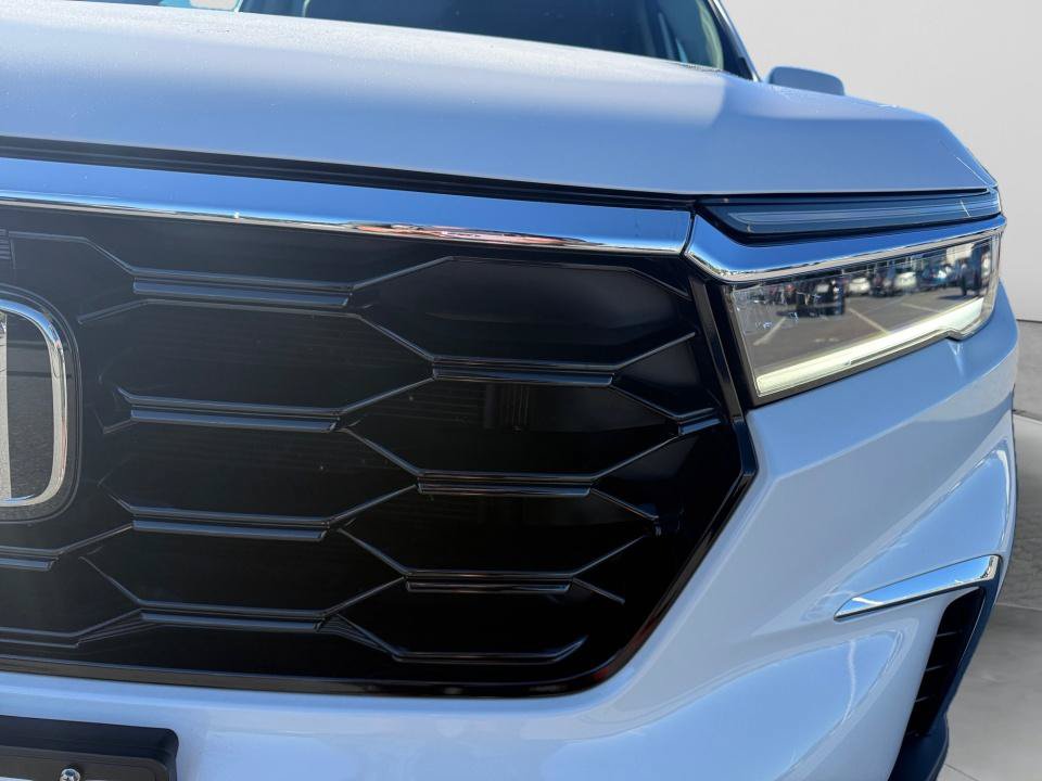 Certified 2025 Honda Pilot Touring image 30