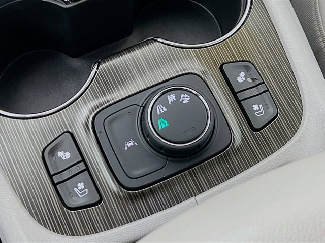 Used 2023 GMC Acadia SLT w/ Preferred Package image 22