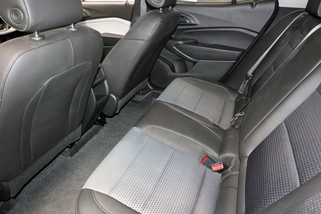 Used 2025 Chevrolet Trax LT w/ LT Convenience Package image 20