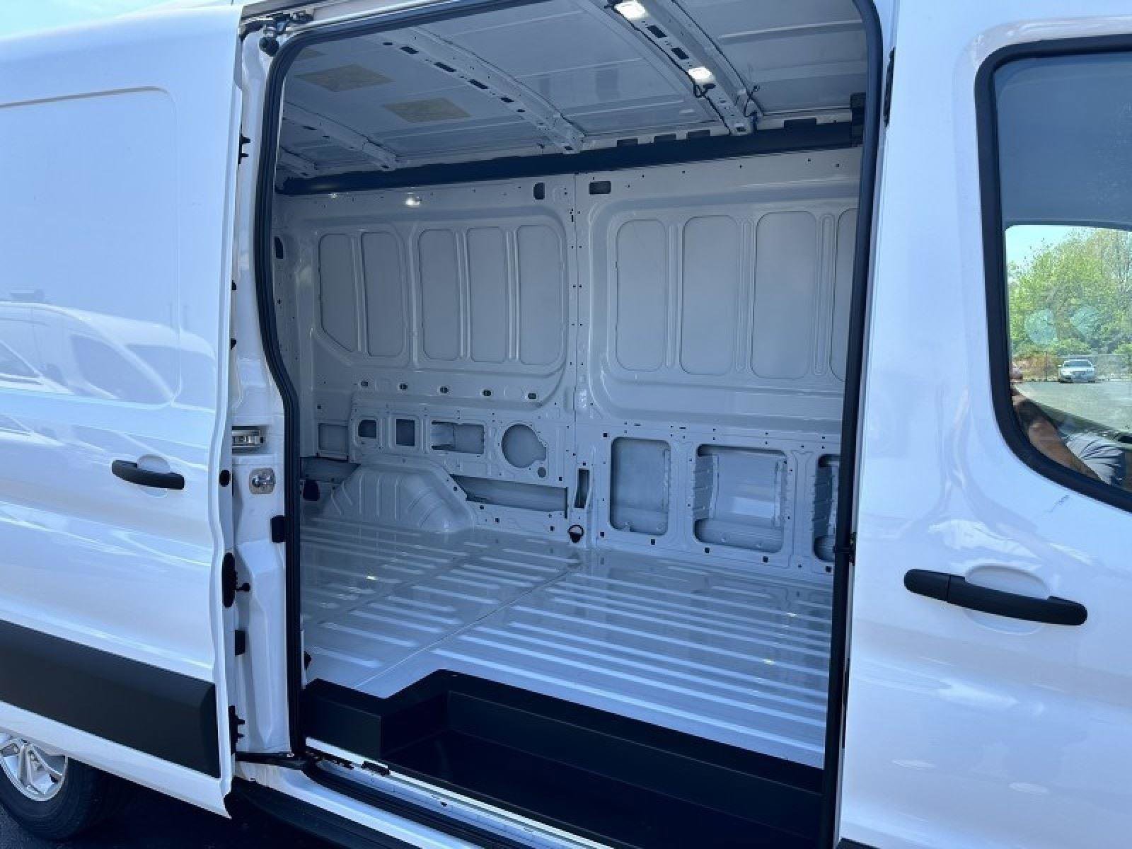 Used 2023 Ford E-Transit Medium Roof image 19