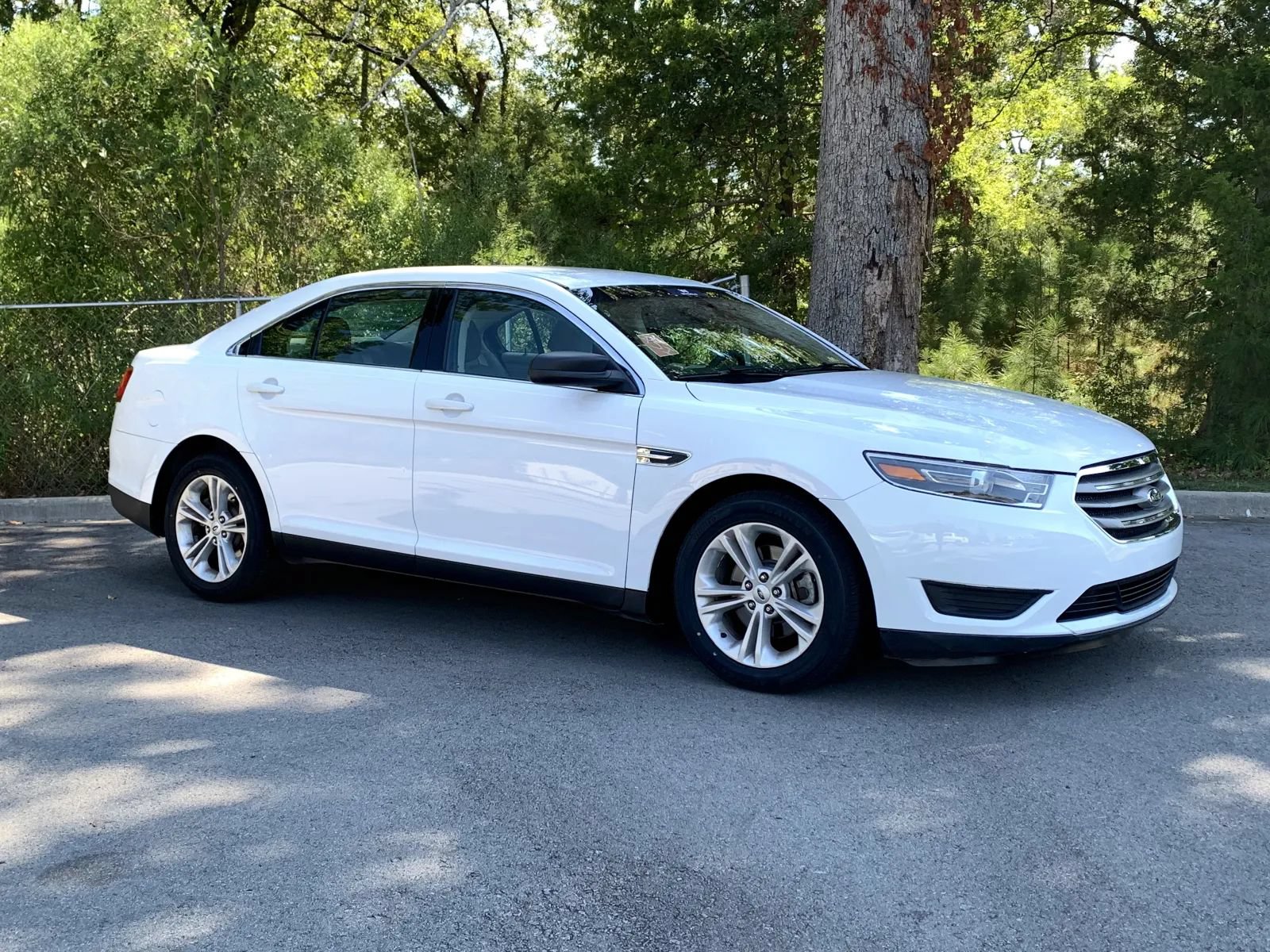 Used 2019 Ford Taurus SE FWD image 1