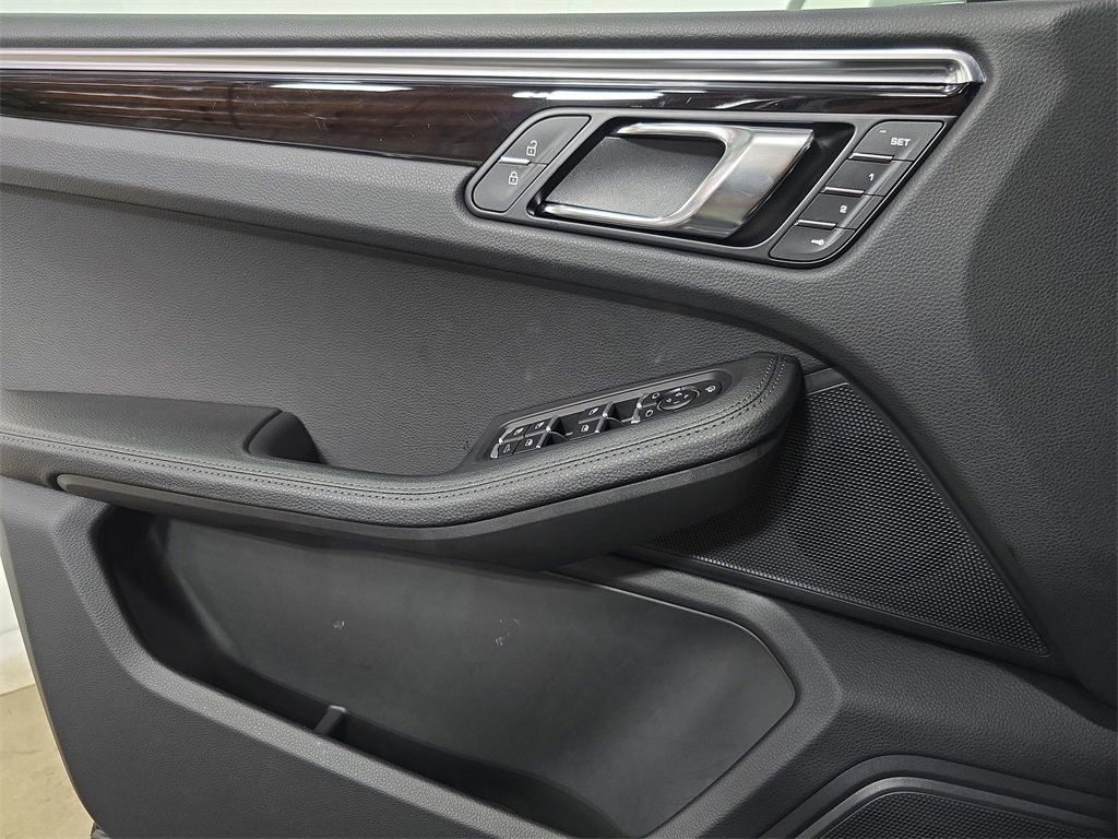 Certified 2025 Porsche Macan image 22