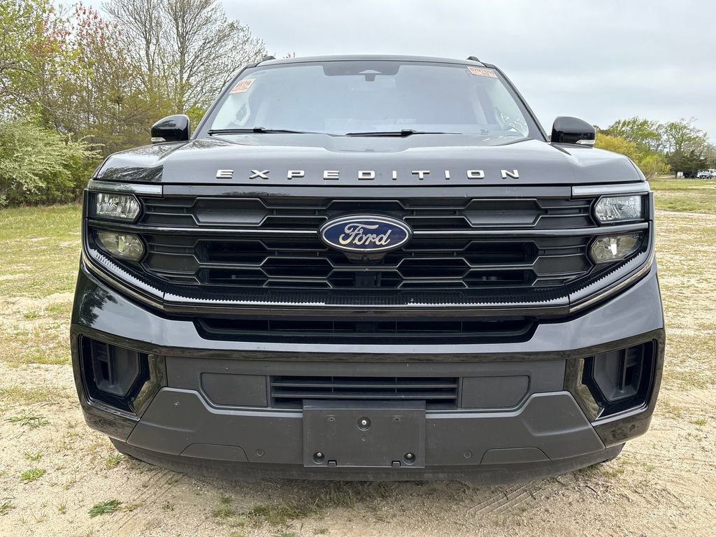 Used 2025 Ford Expedition Active AWD/4WD image 2