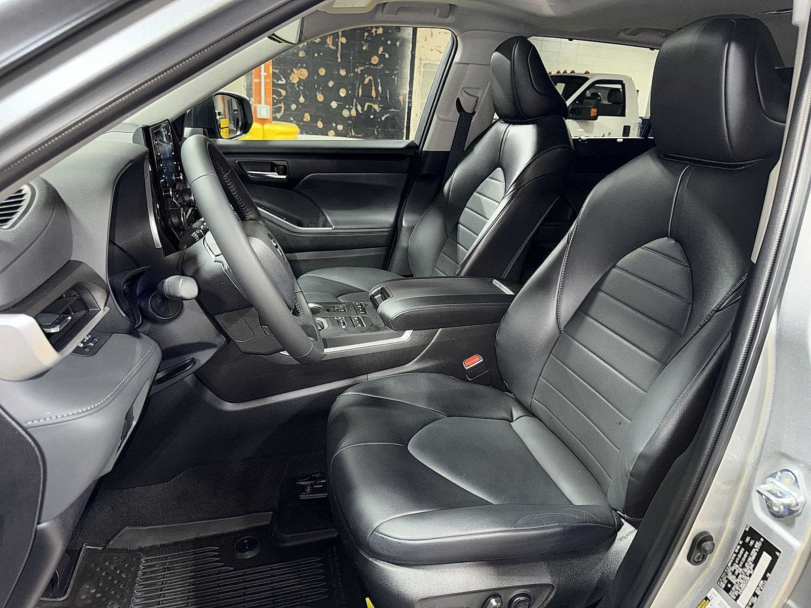 Used 2022 Toyota Highlander XLE AWD/4WD image 15
