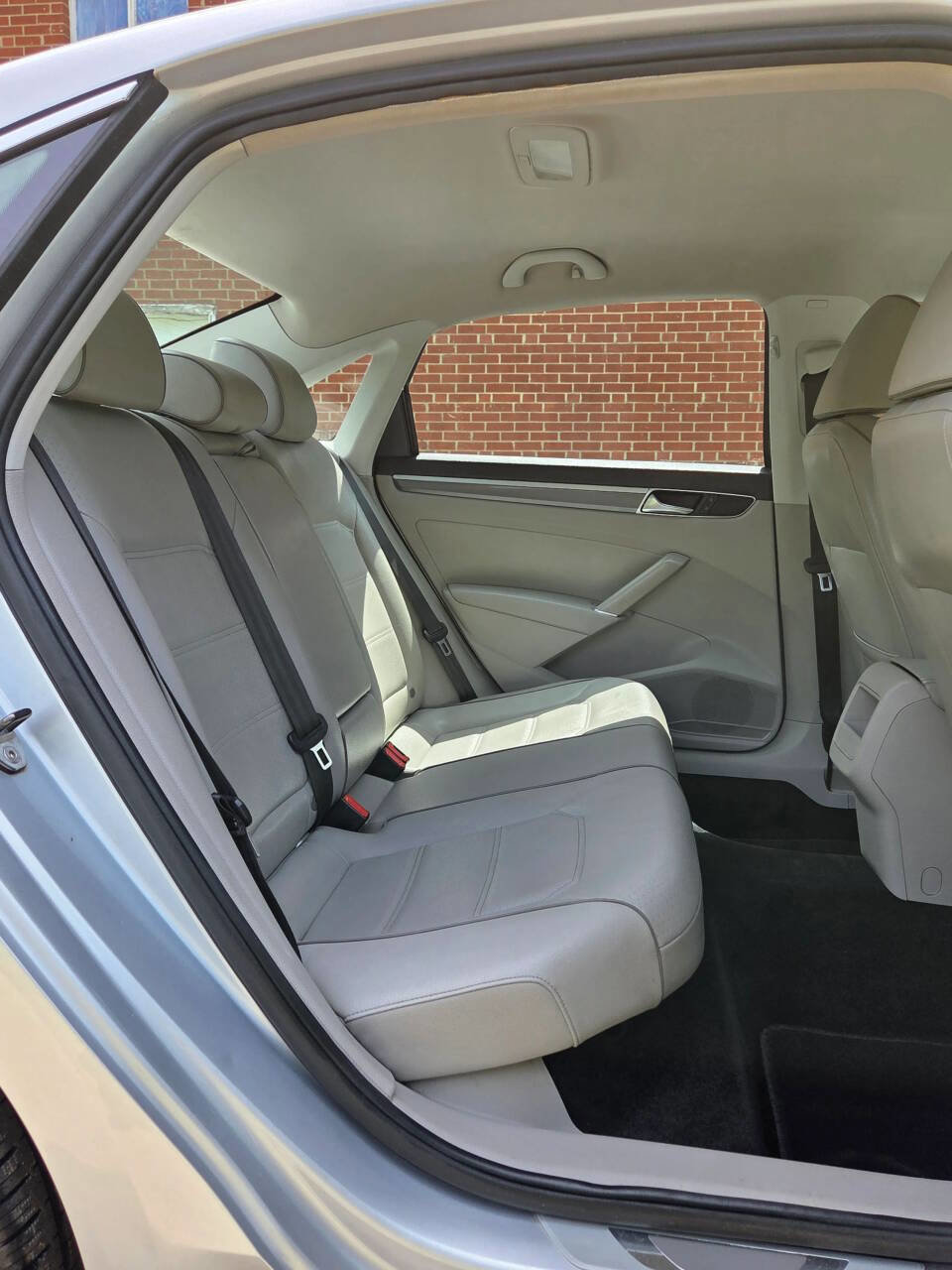 Used 2017 Volkswagen Passat 1.8T R-Line image 14