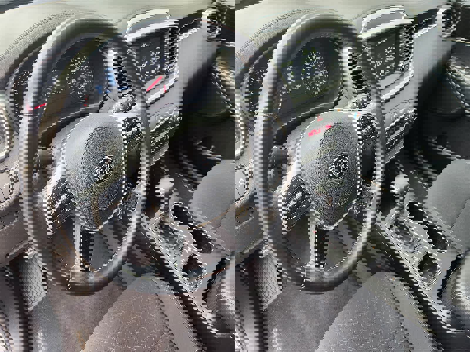 Used 2019 Kia Sorento S image 2