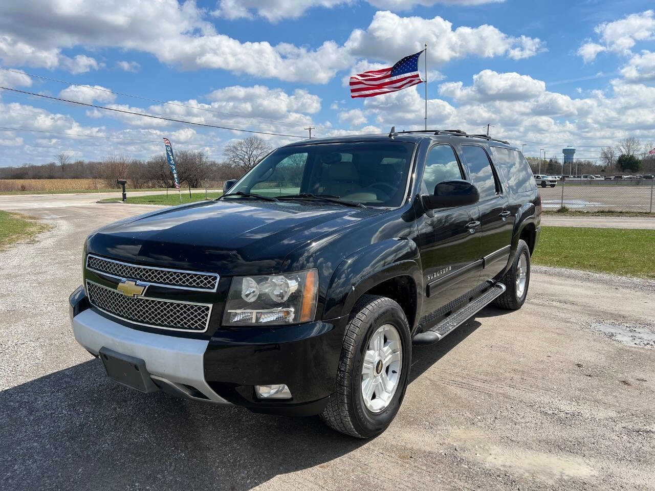 Used 2011 Chevrolet Suburban LT image 2