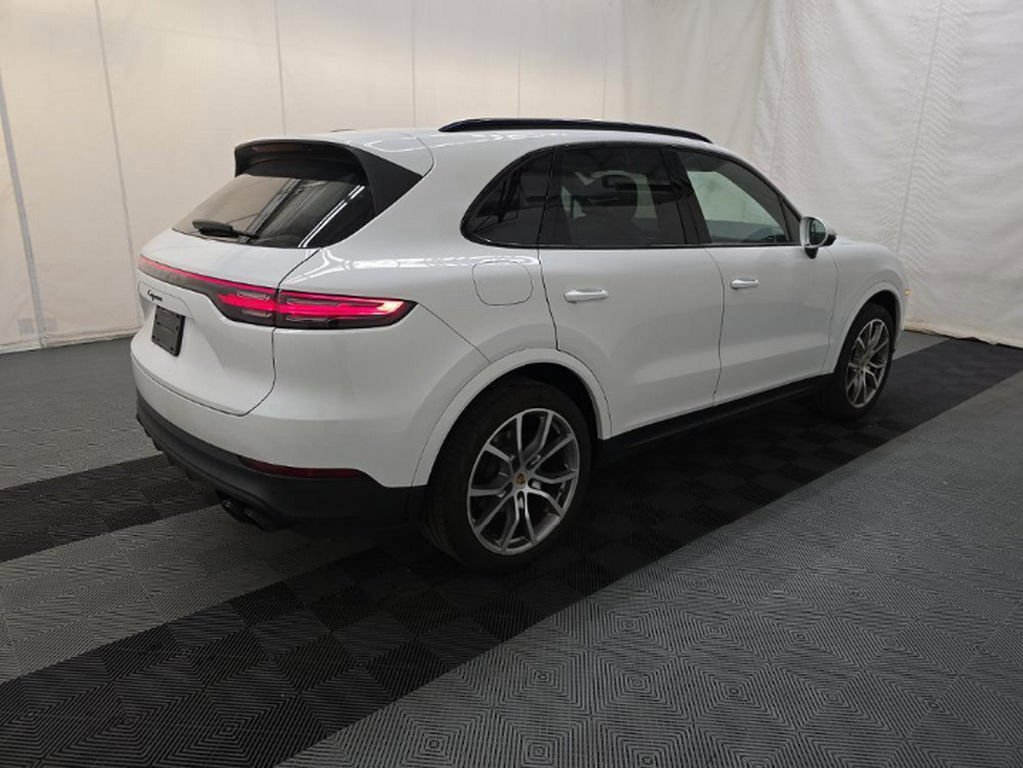 Used 2023 Porsche Cayenne Platinum Edition image 4