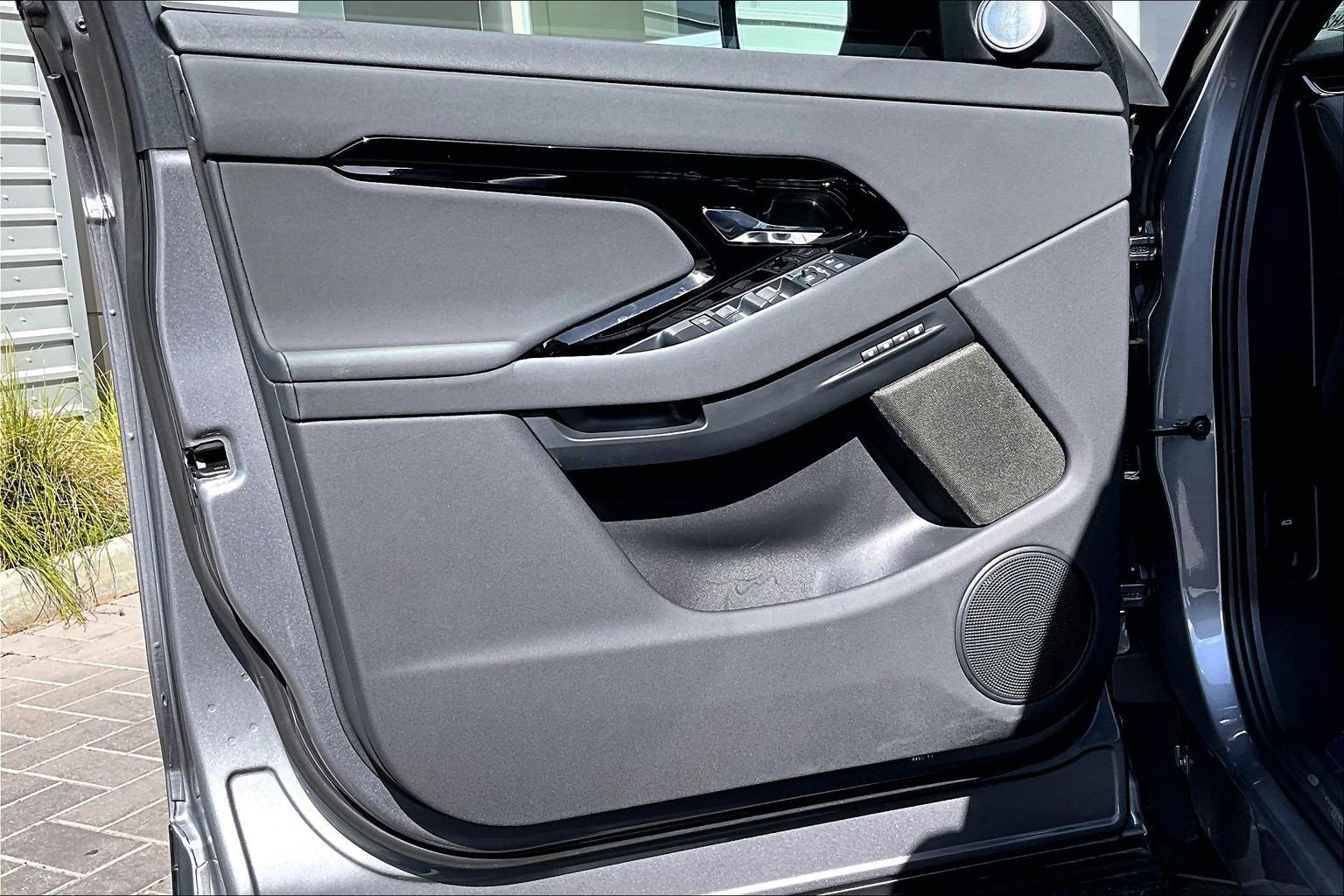 Used 2025 Land Rover Range Rover Evoque Dynamic SE image 23