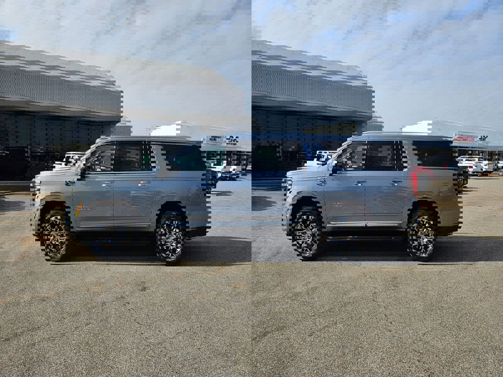 New 2026 GMC Yukon XL Elevation image 2