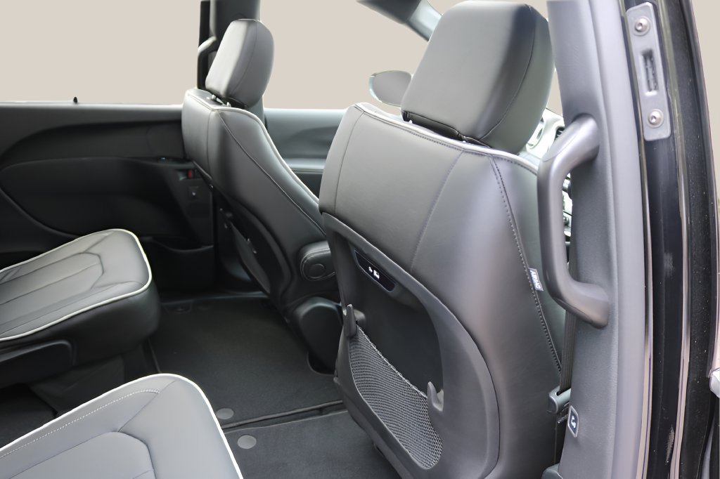 New 2027 Chrysler Pacifica Limited FWD image 19