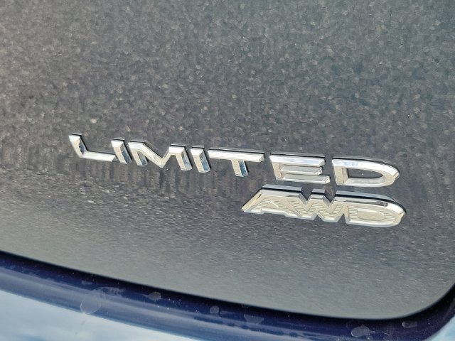 Used 2022 Chrysler Pacifica Limited w/ Uconnect Theater Family Group AWD/4WD image 8