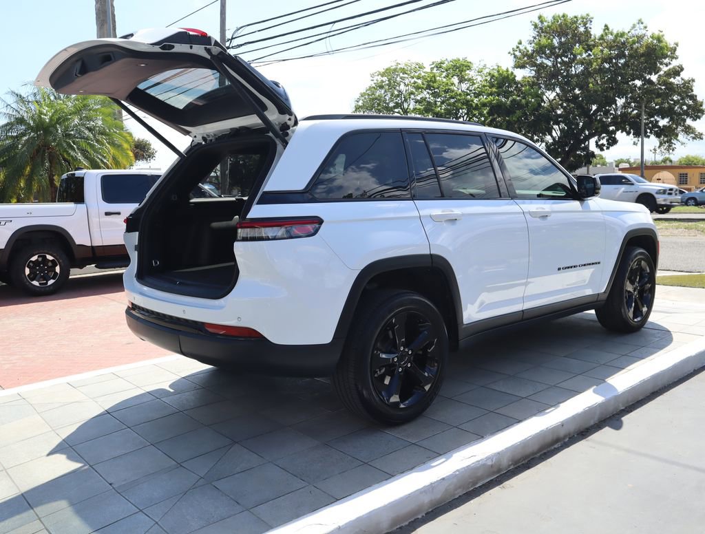 Used 2024 Jeep Grand Cherokee Altitude RWD image 17